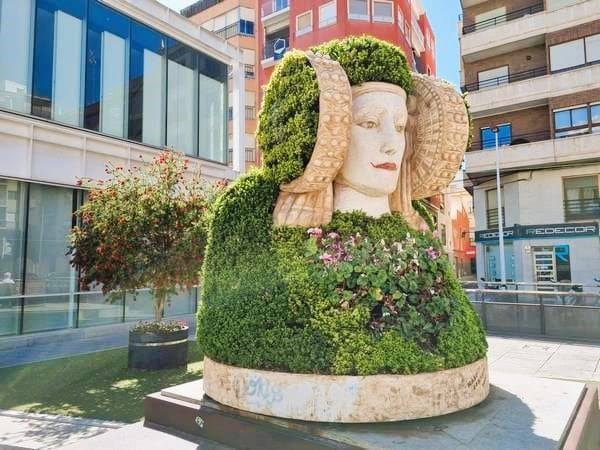 La Dama de Elche recreada en topiaria en una plaza de la ciudad