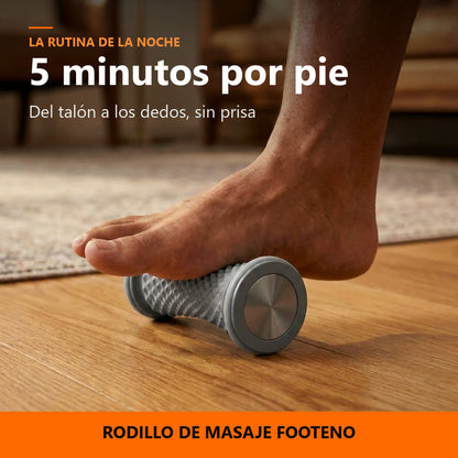 Pie descalzo rodando el rodillo de masaje Footeno sobre el suelo: cinco minutos por pie, del talón a los dedos